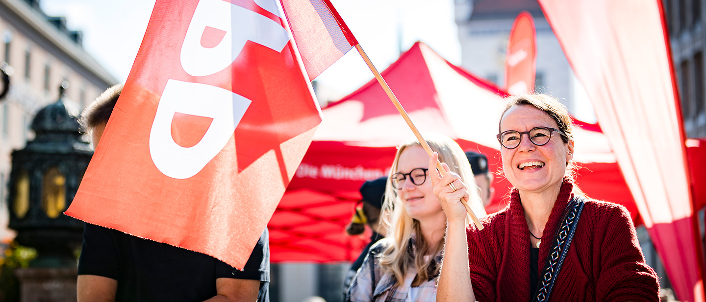 Foto: Teilnehmer*innen einer Kundgebung mit SPD-Fahne