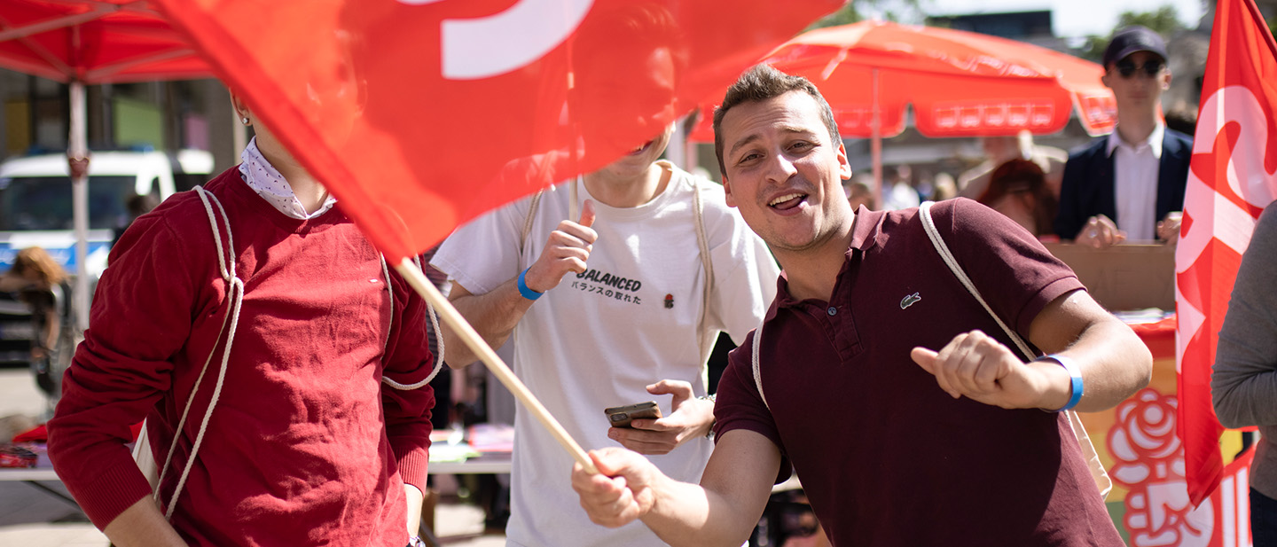 Foto: SPD-Anhänger mit Fahne