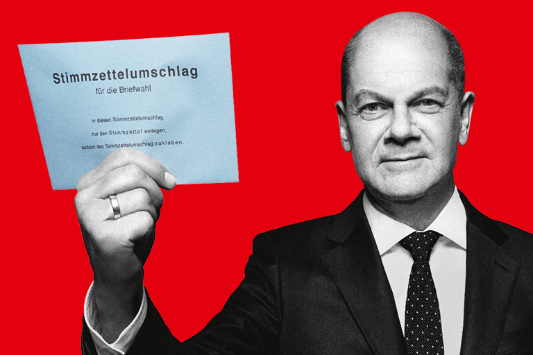Foto: Olaf Scholz hält einen Stimzettelumschlag für die Briefwahl in der Hand