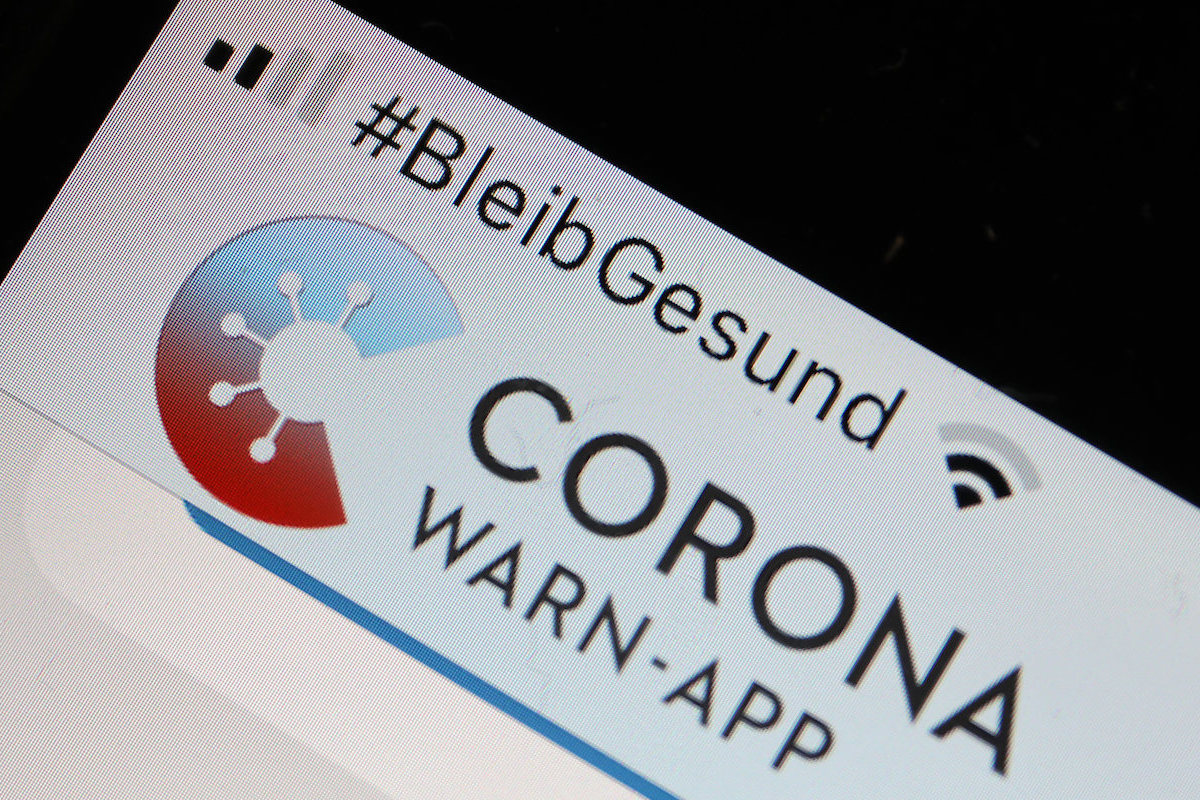 Foto: Corona-Warn-App ist im Display eines Smartphone zu sehen