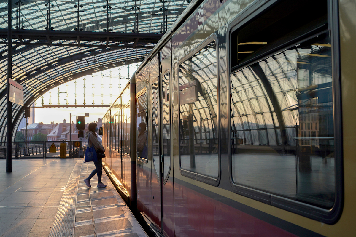 Foto: Eine Frau besteigt eines S-Bahn am Berliner Hauptbahnhof.