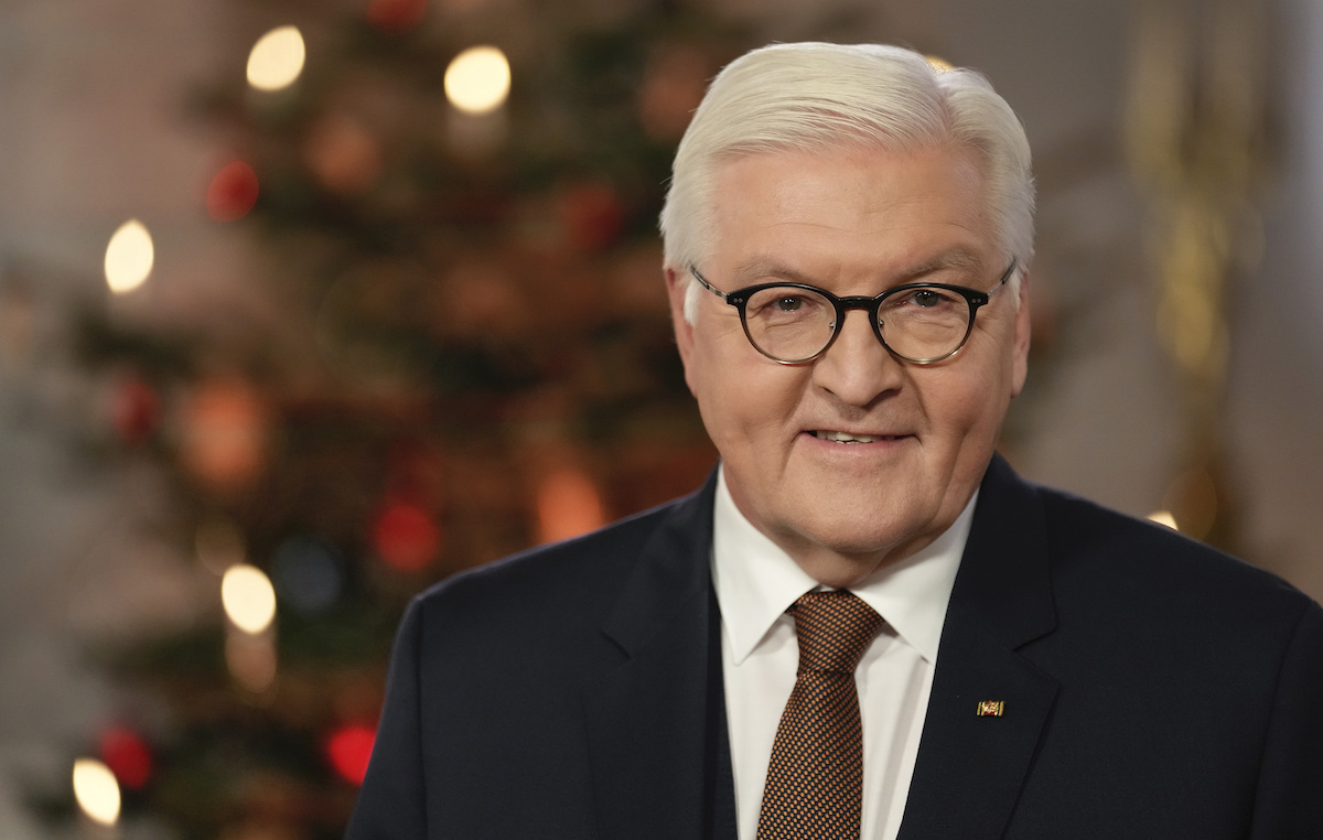 Foto: Frank-Walter Steinmeier steht im Schloss Bellevue vor einem geschmückten Weihnachtsbaum