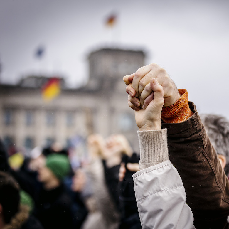 Foto: Menschen bilden Brandmauer gegen rechts vor Reichstag