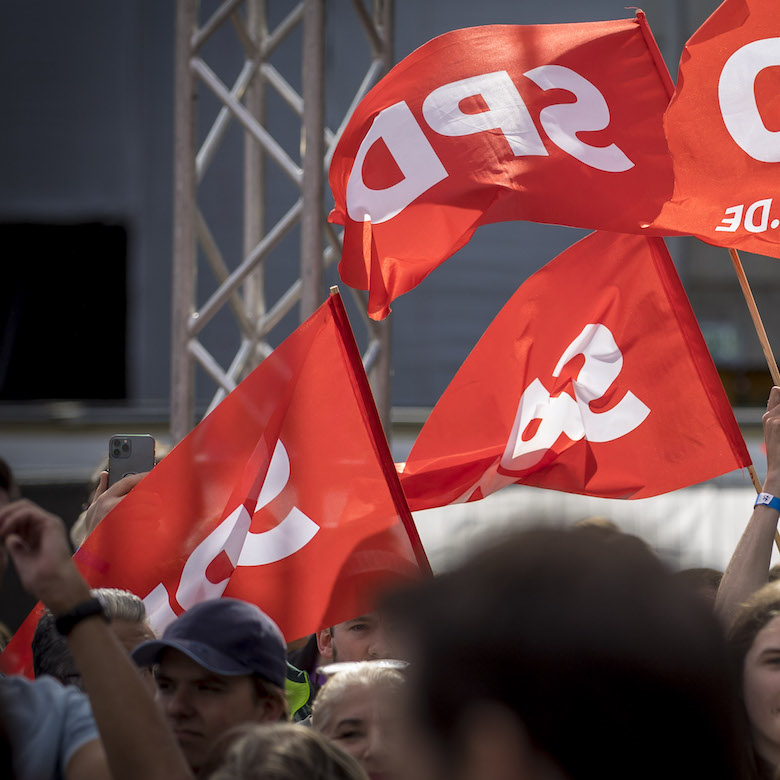 Foto: SPD-Fahnen werden auf Kundgebung geschwenkt