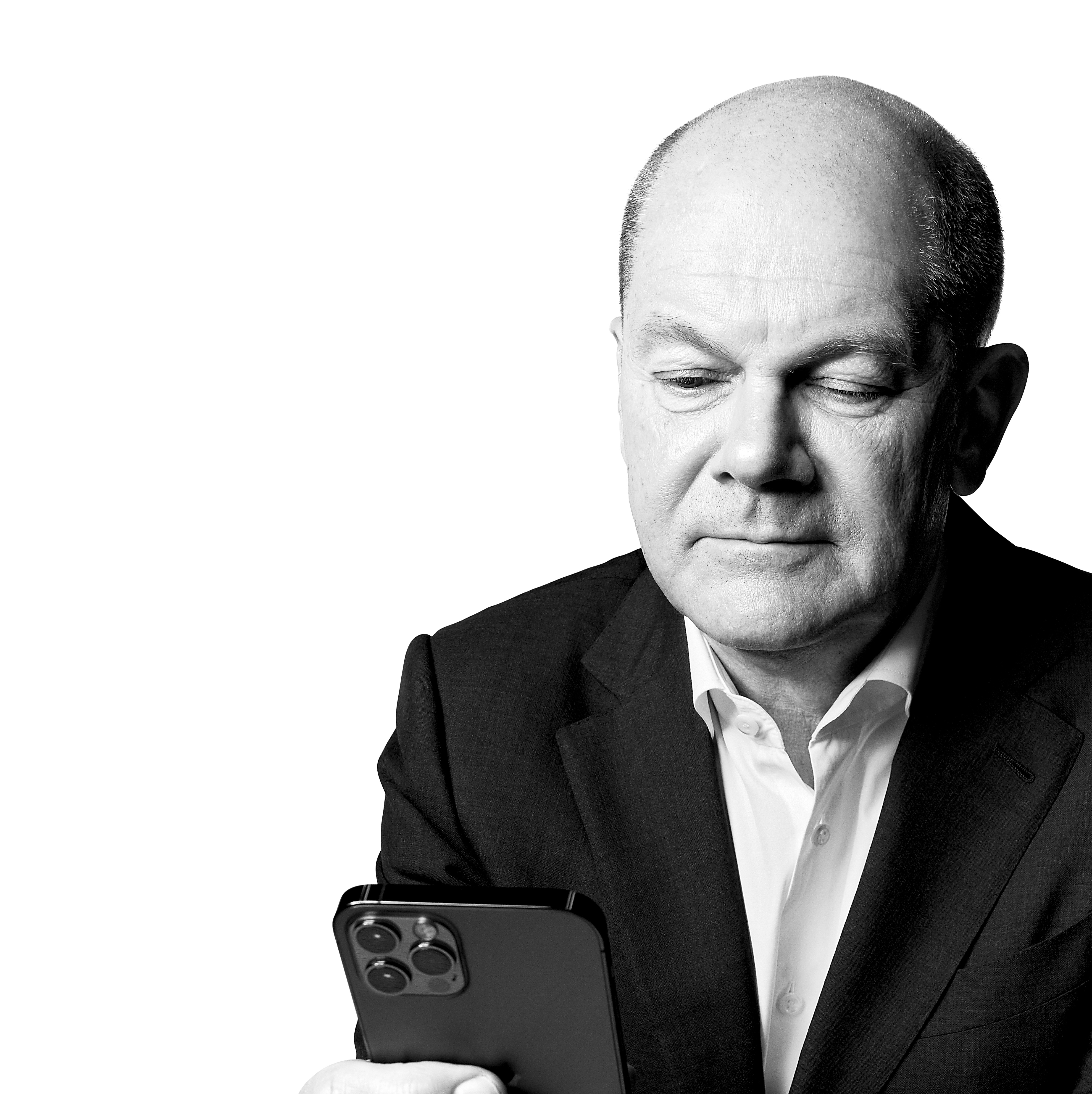 Foto: Olaf Scholz schaut auf ein Mobiltelefon