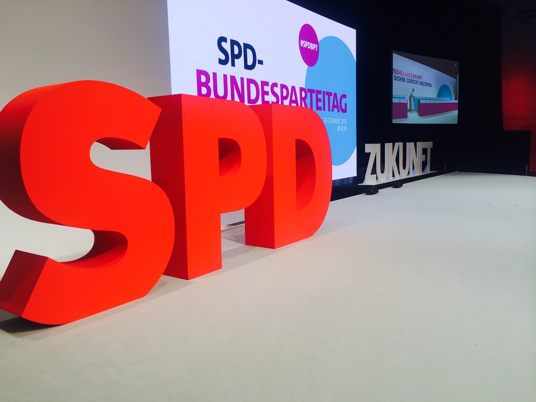 Foto: Bühne des Parteitags mit LED Videowand