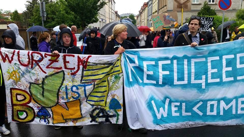 Foto: "Leipzig nimmt Platz"-Anhänger demonstrieren mit "Wurzen bleibt bunt" und "Refugees welcome"-Transparenten