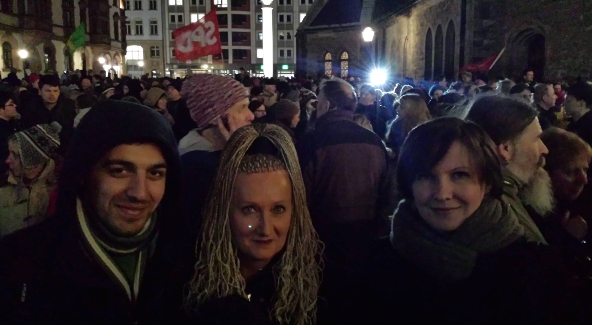 Foto: Irena Rudolph-Kokot demonstriert mit Anhängern gegen Legida