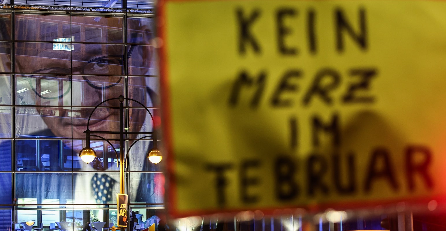 Foto: Schild "Kein Merz im Februar" bei Demo vor CDU-Parteizentrale in Berlin