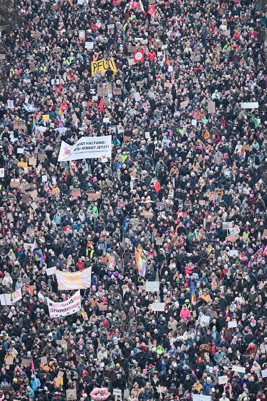 Foto: Hunderttausende während einer Demonstration in Berlin auf der Straße des 17. Juni.