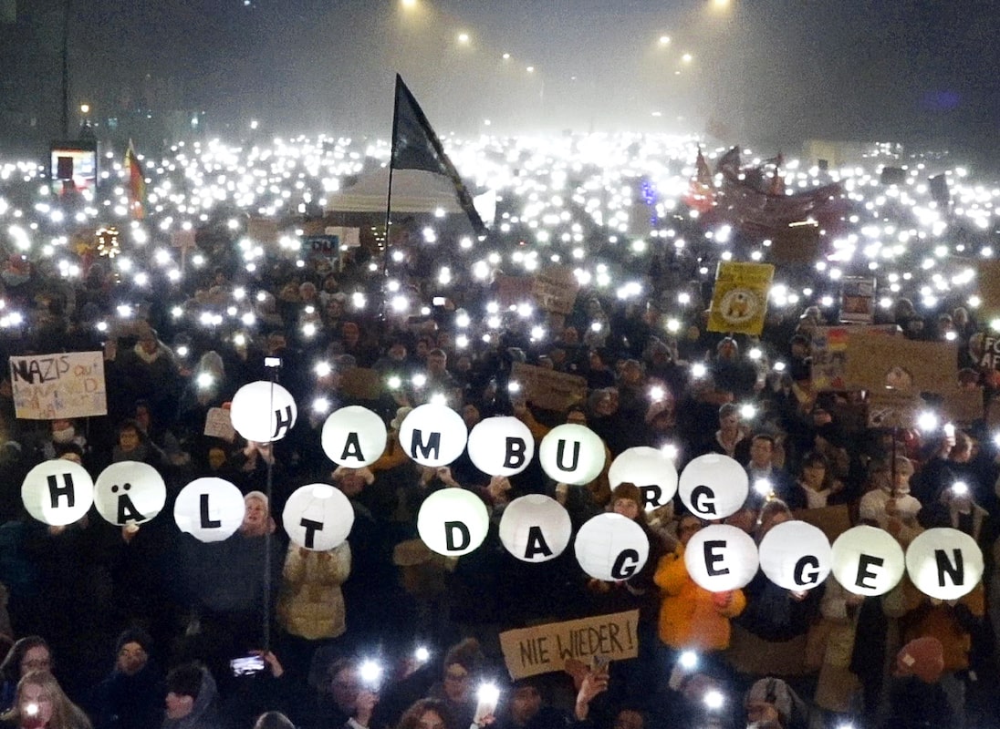 Foto: "Hamburg hält dagegen" zeigen Zehntausende bei Demo in Hamburg für Demokratie und Vielfalt