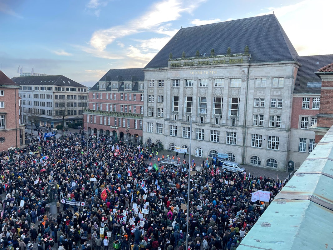 Foto: Tausende protestieren in Kiel gegen die Migrationspolitik der CDU und ihr Abstimmungsverhalten im Bundestag.