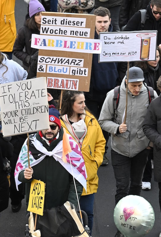 Foto: Demonstranten protestieren in Köln gegen das Verhalten der CDU zum Thema Migration