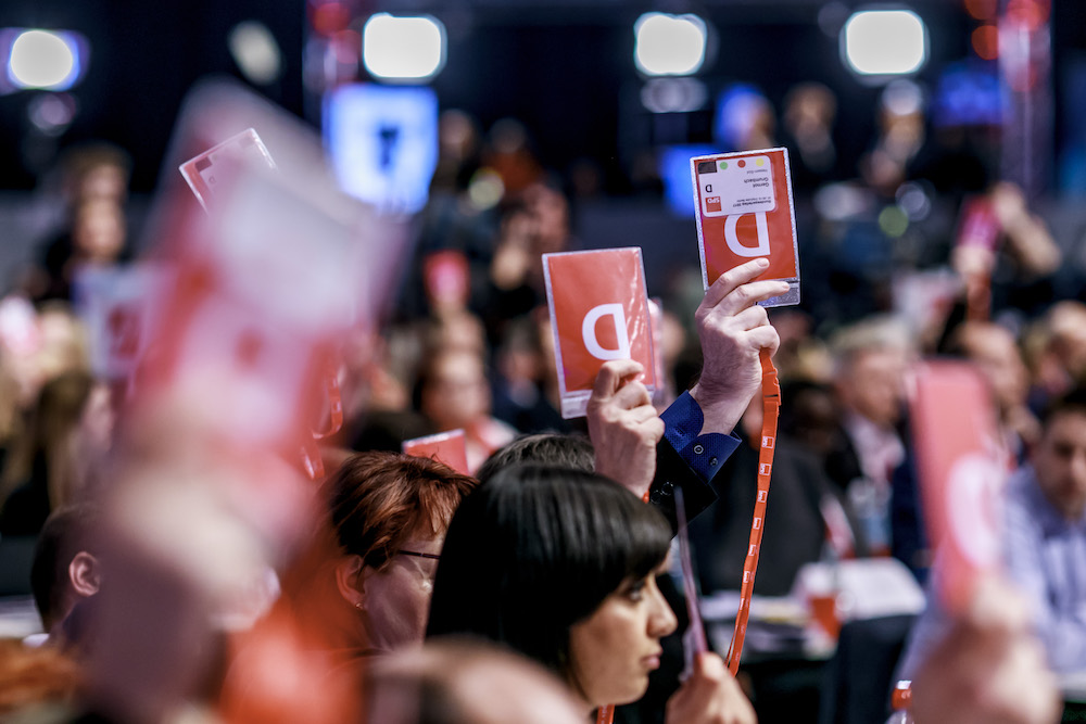 Foto: Delegiertenabstimmung beim SPD-Parteitag 2017