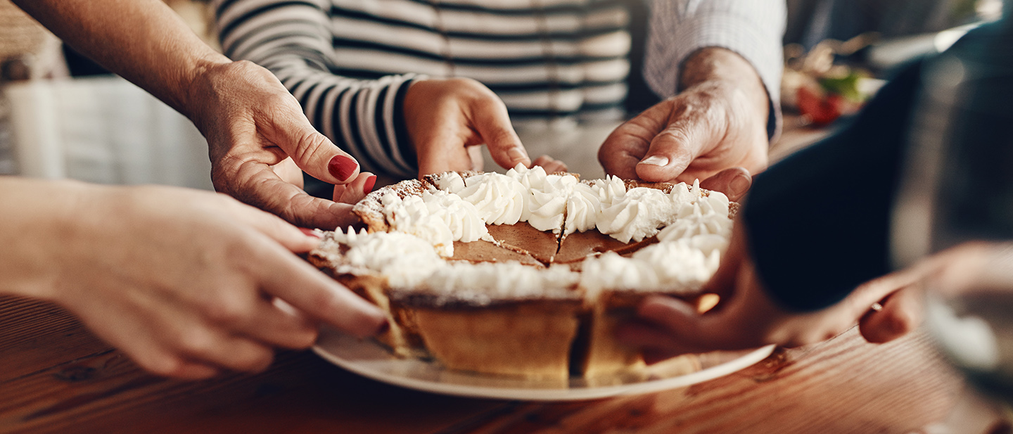 Colourbox Foto: Mehrere Hände halten gemeinsam einen Kuchen