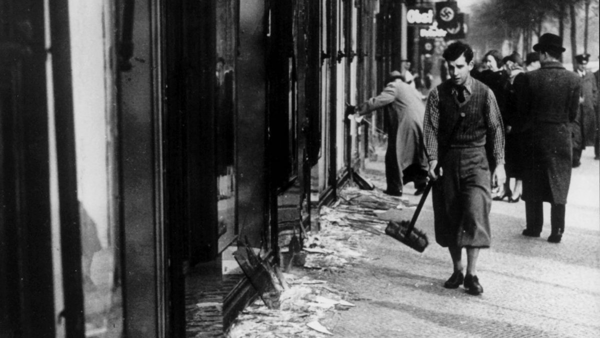 Foto: Jüdische Ladenfront nach der Zerstörung durch Nazis am 10.11.1938 