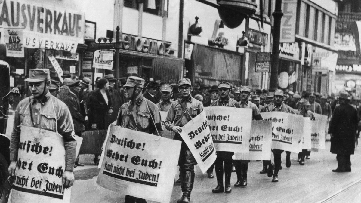 Foto: Männer der SA bei einem Hetzmarsch durch die Straßen von Berlin gegen die jüdische Bevölkerung Deutschlands, Aufnahme von 1938