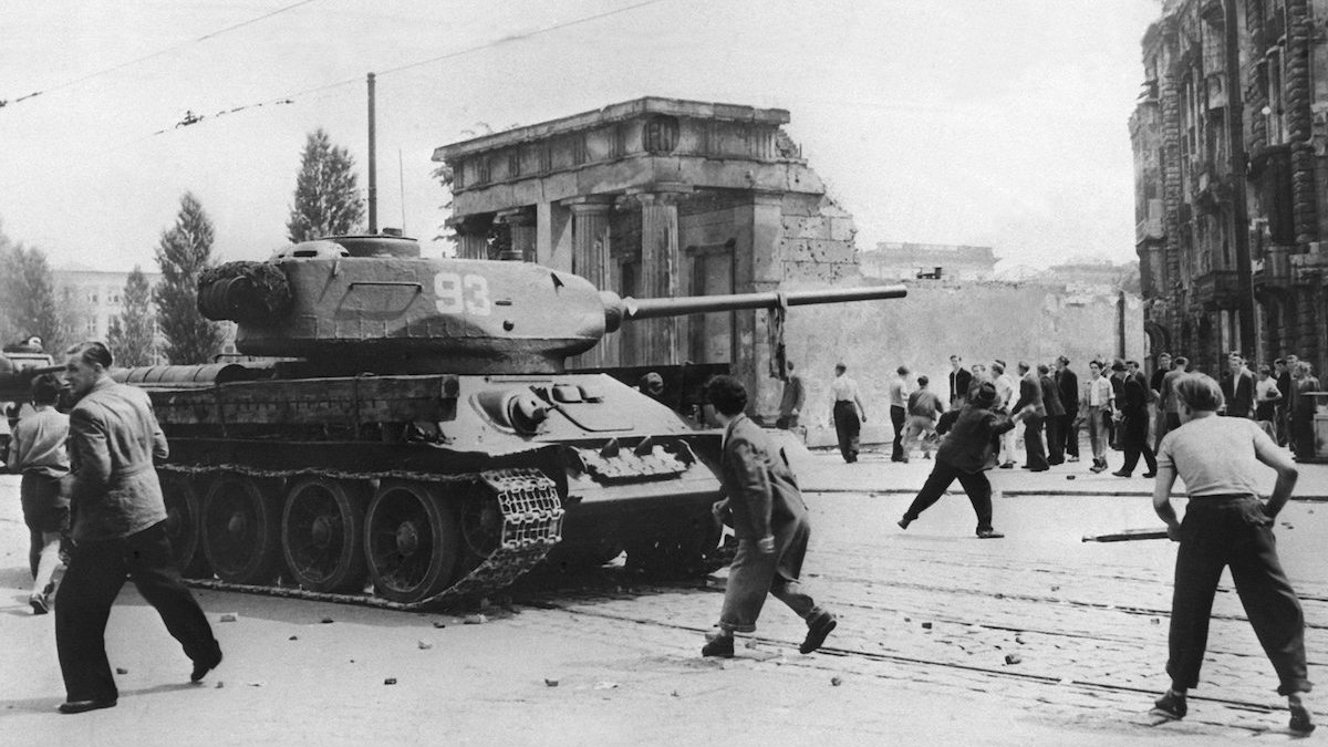 Foto: Demonstranten werfen am 17.06.1953 in Berlin mit Steinen nach sowjetischen Panzern.