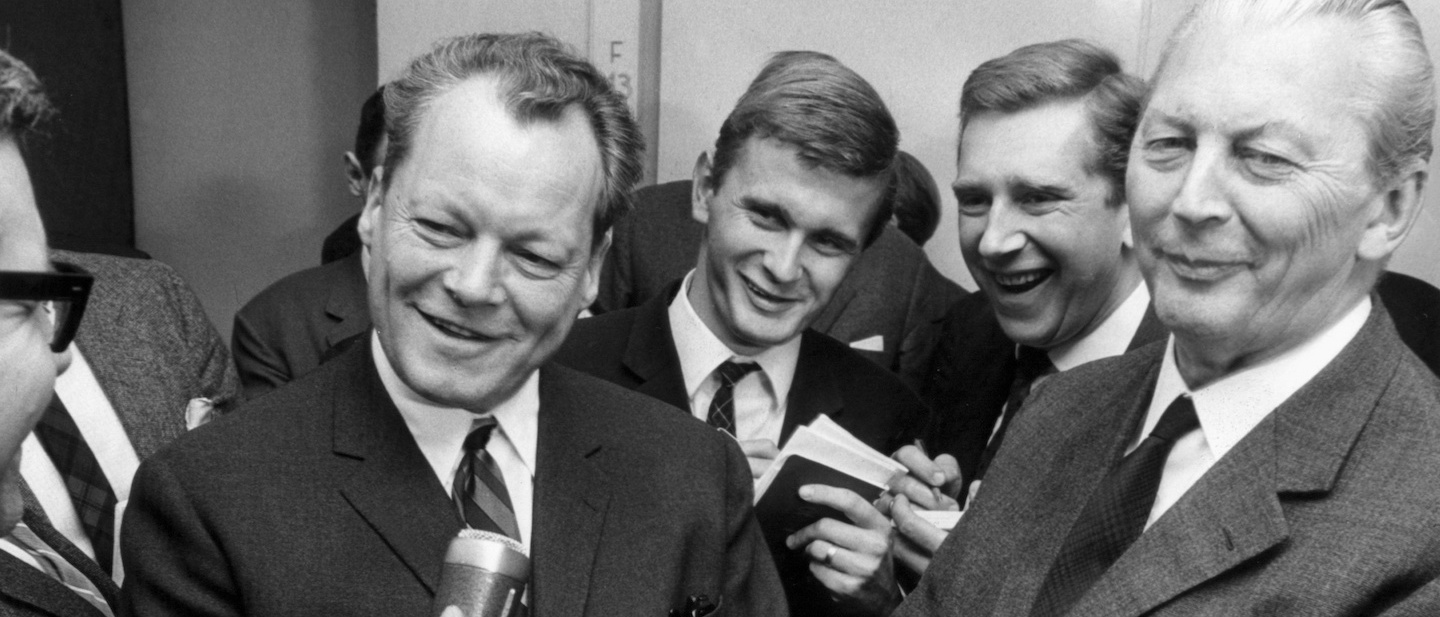 Foto: Willy Brandt und Kurt Georg Kiesinger beantworten 1966 Fragen der Journalisten.