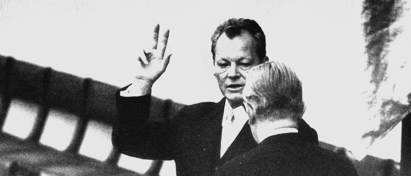 Foto: Willy Brandt legt nach seiner Wahl im Bundestag in Bonn am 21.10.1969 seinen Amtseid ab