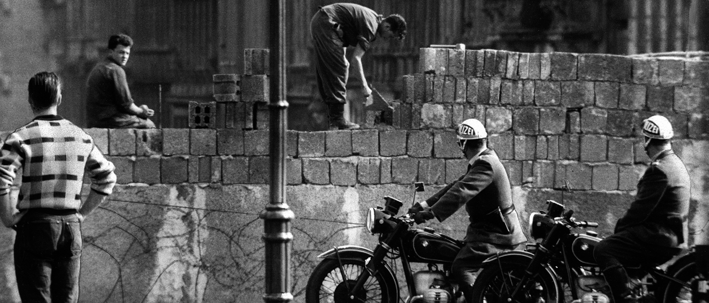 Foto: Arbeiter erhöhen die Sektorensperre an der Bernauer Straße in Berlin im August 1961.