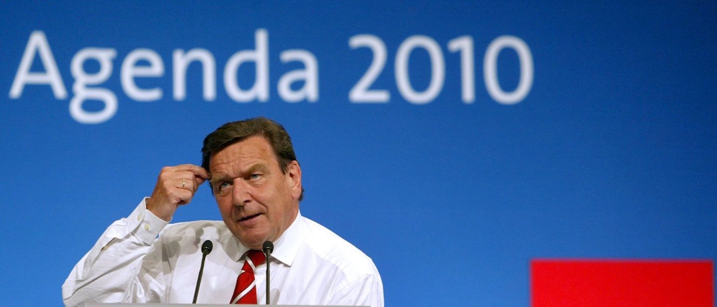 Foto: Gerhard Schröder spricht in Bonn auf der ersten SPD-Regionalkonferenz zur Agenda 2010 (28.04.2003). 