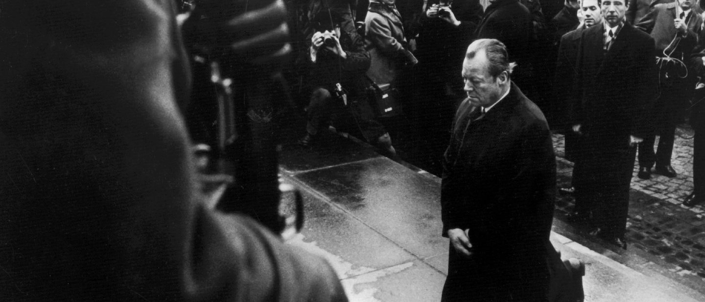 Foto: Willy Brandt kniet am 7. Dezember 1970 vor dem Mahnmal im einstigen jüdischen Ghetto in Warschau