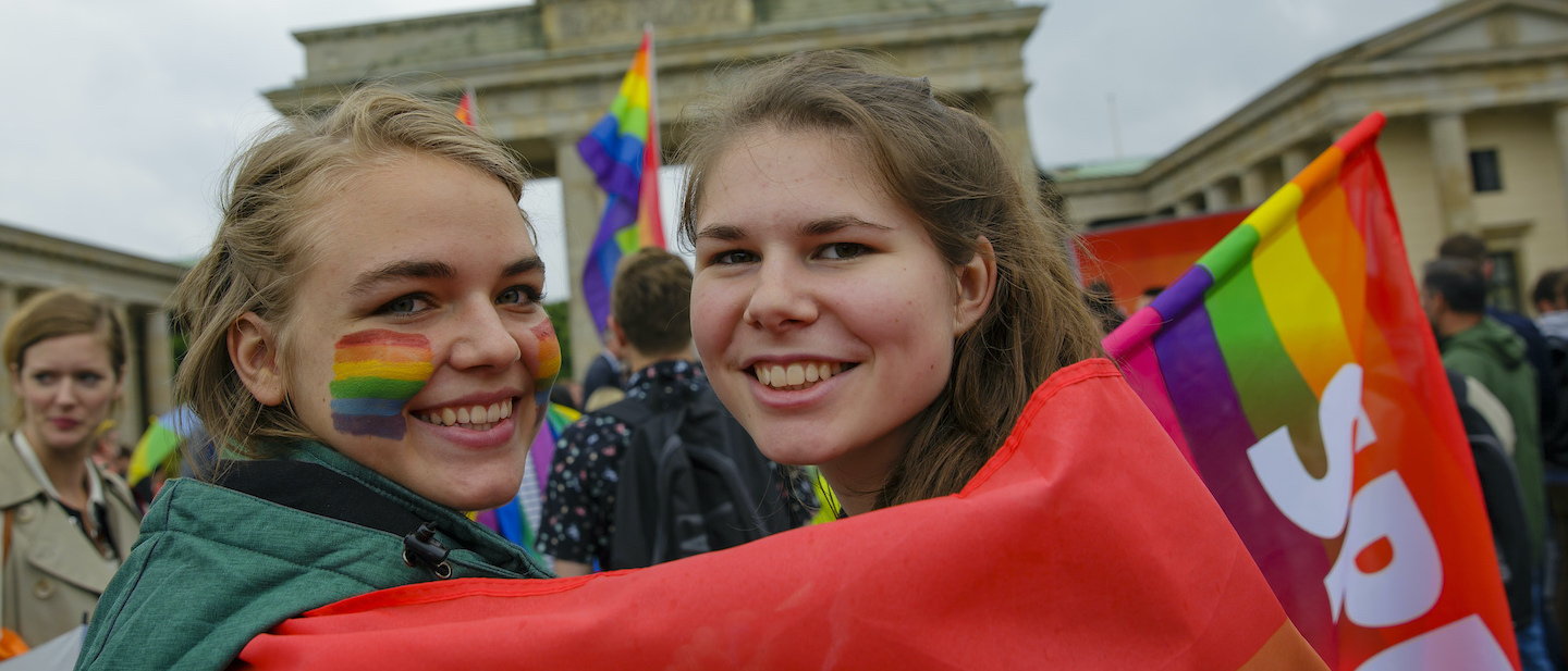 Foto: SPD-Anhängerinnen feiern die Ehe für alle vor dem Brandenburger Tor