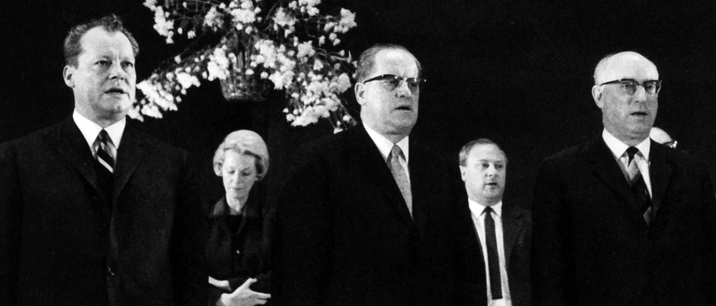 Foto: Willy Brandt (l-r) , Herbert Wehner und Fritz Erler beim Karlsruher SPD-Parteitag am 27.11.1964