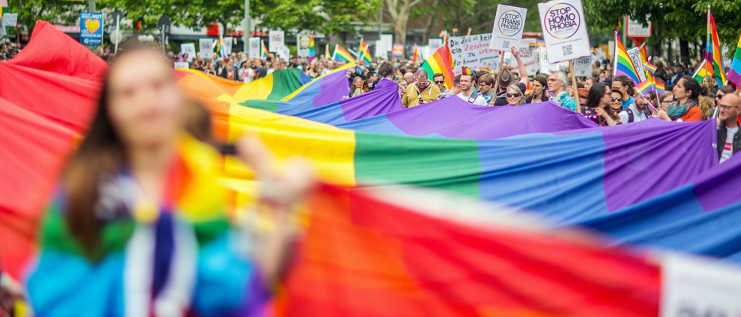 Foto: Tausende demonstrieren anlässlich des internationalen Tages gegen Homophobie und Transphobie 2014 in Berlin