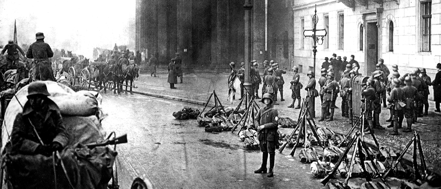 Foto: Putschisten am Brandenburger Tor um sieben Uhr morgens am 13. März 1920.