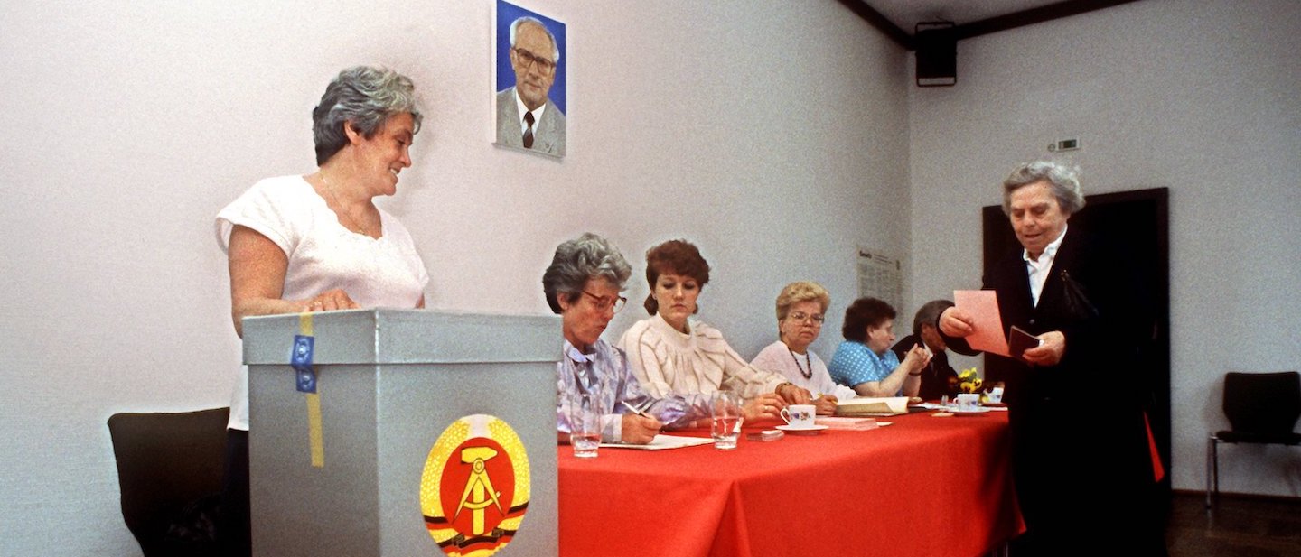 Foto: Bei den letzten DDR-Kommunalwahlen gibt eine Frau in einem Wahllokal in Ost-Berlin ihre Stimme ab.