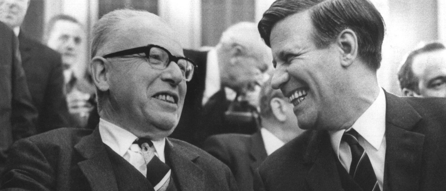 Foto: Helmut Schmidt (r), gratuliert Gustav Heinemann (l) zu seiner Wahl zum Bundespräsidenten am 05.03.1969