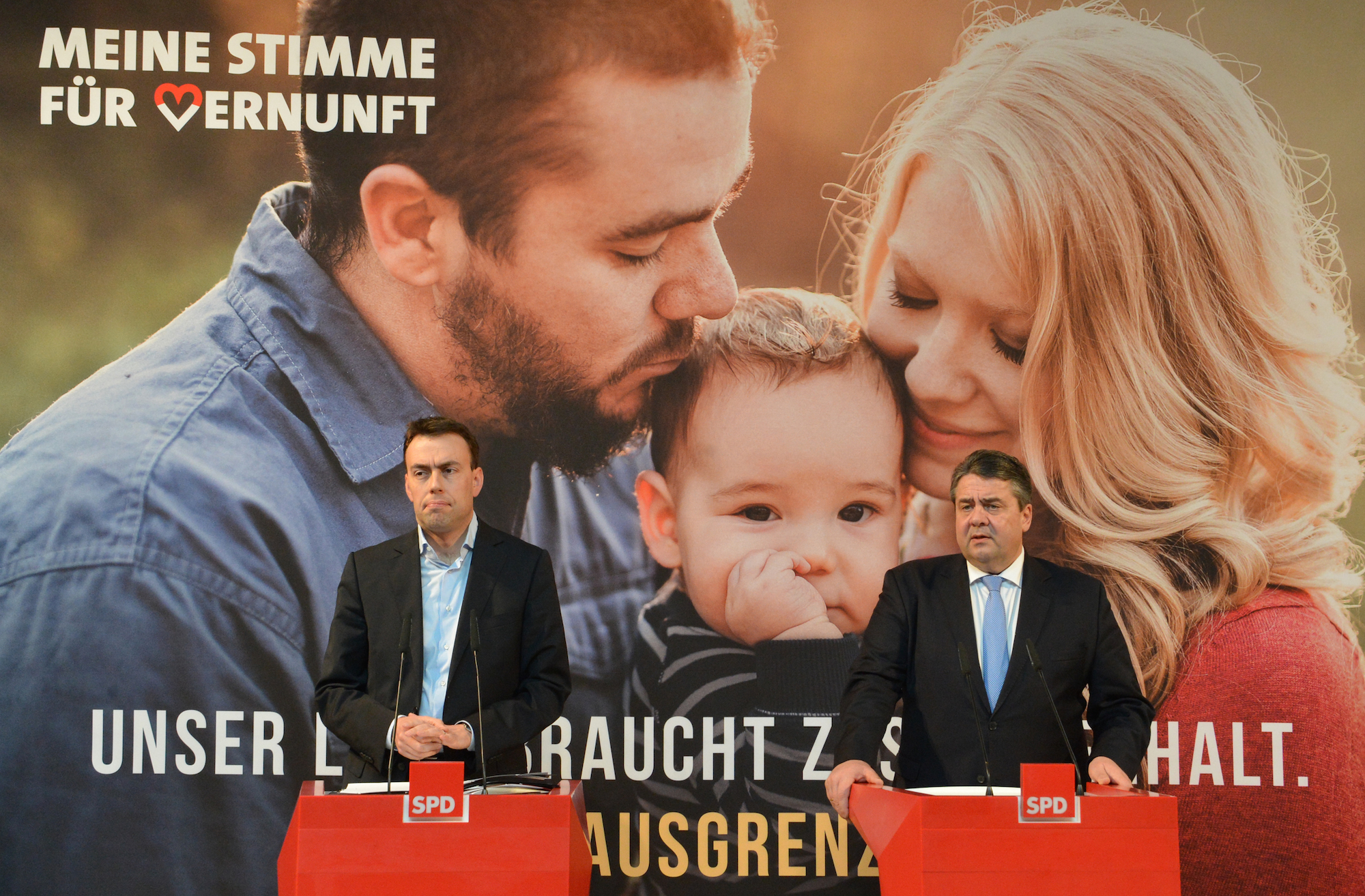 Sigmar gabriel (r) und Nils Schmid stellen die Kampagne "Meine Stimme für Vernunft" in Stuttgart vor