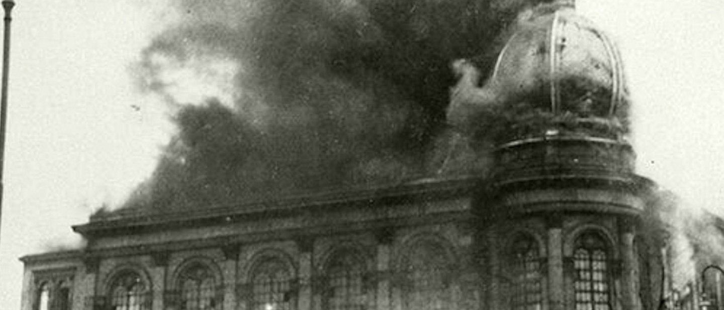 Foto: Die vom Nazimob angezündete Synagoge am Börnerplatz in Frankfurt am Main brennt noch am Folgetag der Pogromnacht 1938