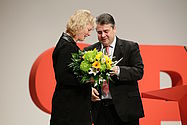 Foto: Sigmar Gabriel ehrt Steffi Barthold für ihr Engagement.