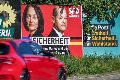 Foto: Wahlplakate zur Europawahl stehen am Straßenrand